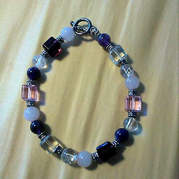 VINTAGE CRYSTAL BEADED BRACELET PURPLES CLEAR PINK & WHITE W/ SILVER BEADS 8 in. - Picture 3 of 4